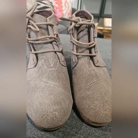 TOMS Kala Gunmetal Star Suede Oxford Bootie. Size 8 Like New - Picture 7 of 15